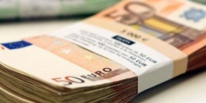 Une liasse de billets de 50 euros représente le crédit ou le prêt à la consommation et l'apport de trésorerie qu'il octroie aux particuliers et aux ménages.